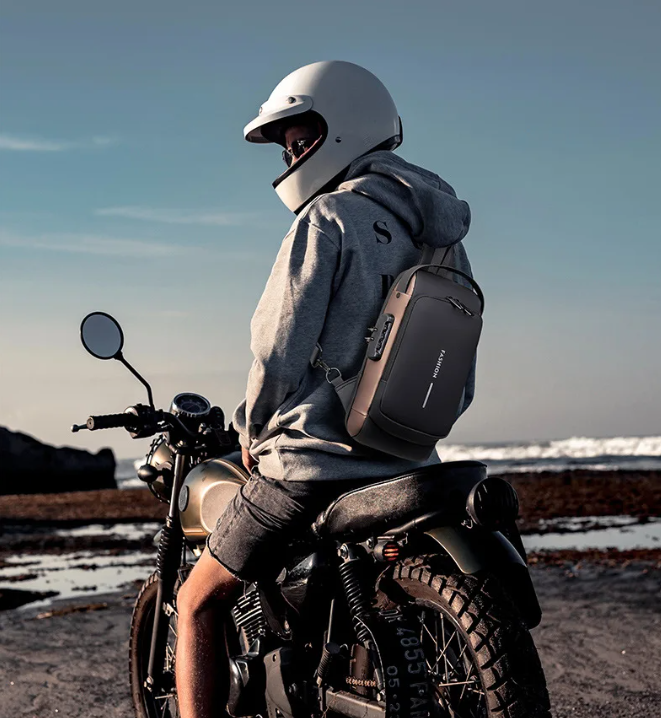 <STRONG>BOLSO BANDOLERO CON USB, ANTIRROBO Y MUCHO ESTILO PARA EL DÍA A DÍA<STRONG>