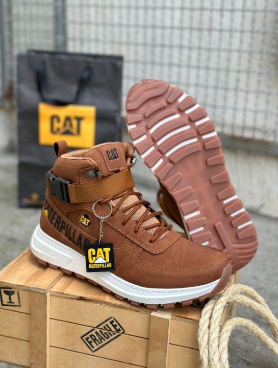 <strong> BOTA CAT ACERO URBANO Combina elegancia y resistencia<STRONG>