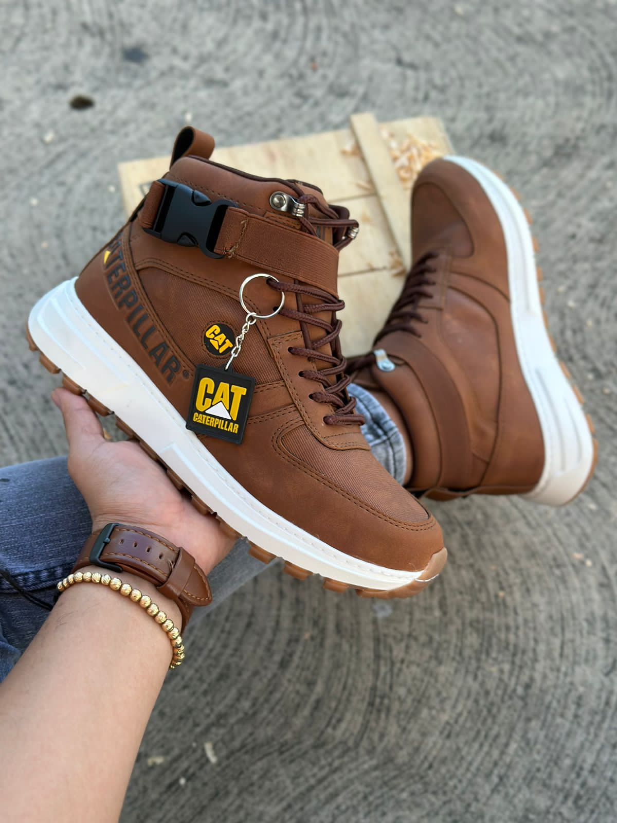 <strong> BOTA CAT ACERO URBANO - Combina elegancia y resistencia<STRONG>